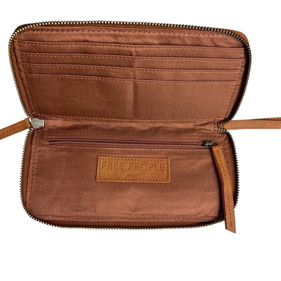 Free People Vegan Leather Wristlet Wallet Brown Zip Around Stud Pull - Picture 3 of 7